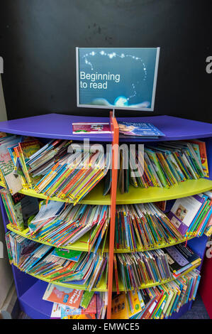 Kinderbibliothek Bücher in Harlesden im Londoner Stadtteil Brent Stockfoto