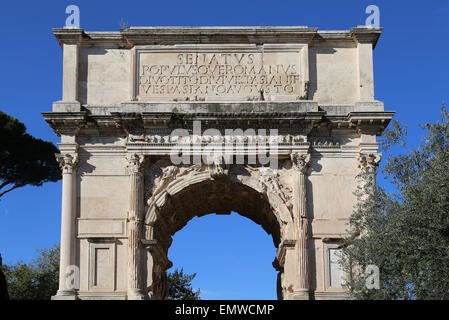 Italien. Rom. Bogen von Titus. 82 n. Chr. von Kaiser Domitian Titus Siege Gedenken errichtet. Stockfoto