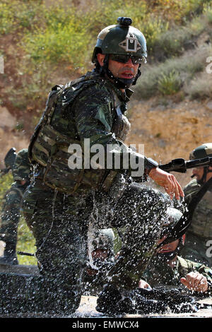 Amman, Jordanien. 23. April 2015. Griechische Soldaten treten an den letzten Tag des siebten jährlichen Krieger Wettbewerbs im König Abdullah II besondere Operations Training Center in Amman, Hauptstadt von Jordanien, am 23. April 2015. © Mohammad Abu Ghosh/Xinhua/Alamy Live-Nachrichten Stockfoto