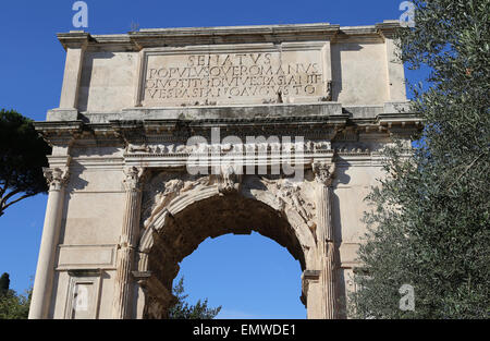 Italien. Rom. Bogen von Titus. 82 n. Chr. von Kaiser Domitian Titus Siege Gedenken errichtet. Stockfoto