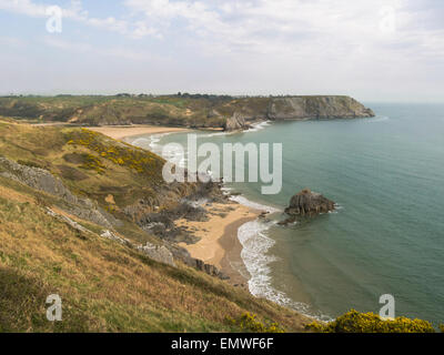 Zeigen Sie auf Threecliff Bay Gower Halbinsel South Wales aus allen Wales Coastal Path auf schönen April Tag Wetter blauen Frühlingshimmel an Stockfoto