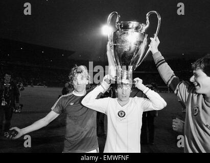 Europacup-Finale im De Kuip Staium in Rotterdam. Aston Villa 1 V Bayern München 0. Villa-Spieler feiern mit der Trophäe. 26. Mai 1982. Stockfoto