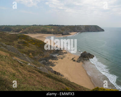 Unten Threecliff Bay Gower Halbinsel South Wales vom alle Wales Küstenweg UK auf schönen April Frühling Tag Wetter blauen Himmel beliebt Destinion anzeigen Stockfoto