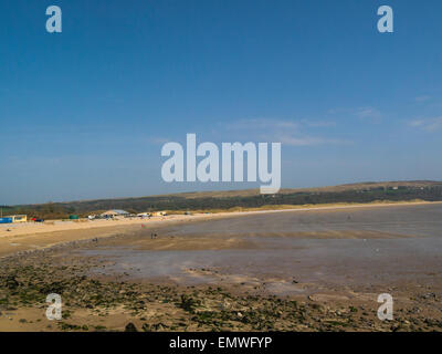 Blick über Oxwich Bay Gower Halbinsel Swansea South Wales UK am schönen April Tag blauen Himmel ein beliebtes Touristenziel Stockfoto