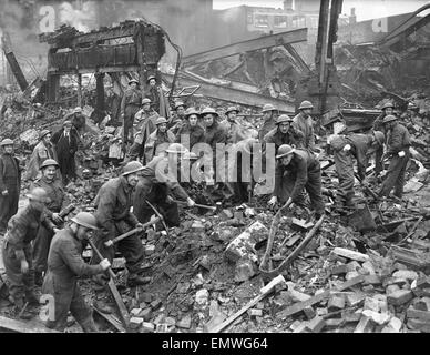 Soldaten nach Coventry gebracht, um mit der klaren Anschluss an die schweren deutschen Luftangriff des 14. November 1940 zu helfen. Unter den Verwüstungen lagen die Leichen von 554 Männern, Frauen und Kinder, viele davon nie wurden, identifiziert auch 865 Personen wurden verletzt. Stockfoto