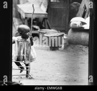 Bilder von der Daily Mirror Versuch, der Flüchtling Lager von Onitsha und Asaba während des Biafra-Krieges zu erreichen. Bild zeigt Kinder in einem der Camps. 16. Juli 1968. Stockfoto