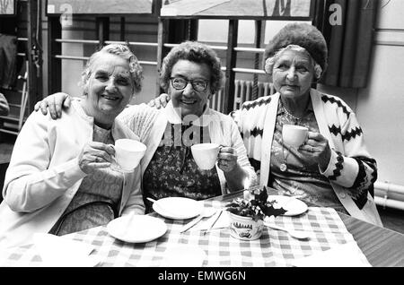 Drei Damen gesehen, hier genießen Sie eine schöne Tasse Tee nach ihrer Weihnachtsfeier, Manchester Dezember 1982 Stockfoto