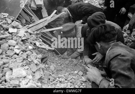 Rettung von Frau Elsie Smith aus Überresten ihres Hauses, 2 Whitta Road, E12. Nachdem es von einer V1 fliegende Bombe getroffen wurde. 24. Juli 1944. Stockfoto