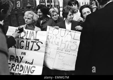 Zahlen Frauen nahm Nähen Maschinisten bei der Ford Motor Company-Werk in Dagenham Streiks am 7. Juni 1968 zur Unterstützung eines Anspruchs auf Neueinstufung, Parität mit ihren männlichen Kollegen in der C Klasse und die Anerkennung ihrer Fähigkeiten. Nach dem Streik von drei Stockfoto