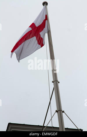 Westminster, London, UK. 23. April 2015. Die Flagge von Saint George fliegt über 10 Downing Street in Westminster, Saint Georges Tag Kredit zu feiern: Amer Ghazzal/Alamy Live-Nachrichten Stockfoto