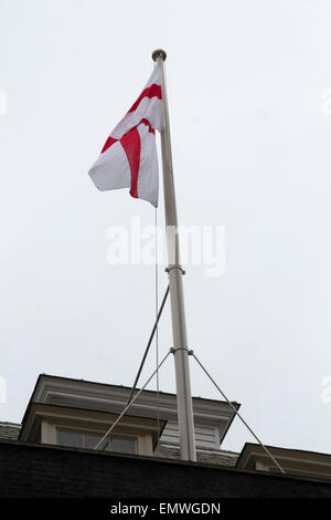 Westminster, London, UK. 23. April 2015. Die Flagge von Saint George fliegt über 10 Downing Street in Westminster, Saint Georges Tag Kredit zu feiern: Amer Ghazzal/Alamy Live-Nachrichten Stockfoto