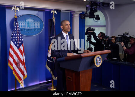 (150423)--WASHINGTON, 23. April 2015 (Xinhua)--US-Präsident Barack Obama liefert eine Aussage in der Brady Press Briefing-Raum im Weißen Haus in Washington D.C., USA, 23. April 2015. US-Präsident Barack Obama sagte am Donnerstag, dass nahm er "volle Verantwortung" für eine Januar Anti-Terror-Operation gegen al-Qaida, die versehentlich zwei Geiseln getötet. (Xinhua/Yin Bogu) Stockfoto