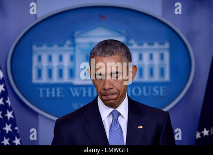 (150423)--WASHINGTON, 23. April 2015 (Xinhua)--US-Präsident Barack Obama liefert eine Aussage in der Brady Press Briefing-Raum im Weißen Haus in Washington D.C., USA, 23. April 2015. US-Präsident Barack Obama sagte am Donnerstag, dass nahm er "volle Verantwortung" für eine Januar Anti-Terror-Operation gegen al-Qaida, die versehentlich zwei Geiseln getötet. (Xinhua/Yin Bogu) Stockfoto