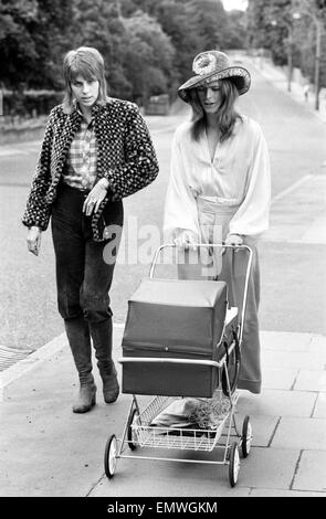 Pop-star David Bowie mit Frau Angie und drei Wochen alten Sohn Zowie. Er ist ein Oxford-Taschen-Kleid, türkische Baumwoll-Shirt und einen Filzhut Modellierung. 29. Juni 1971. Stockfoto