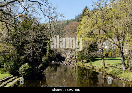 Afon Llugwy Fluss entlang zur Brücke Pont-y-Paar in Snowdonia-Nationalpark Dorf von Betws-y-Coed Conwy North Wales UK anzeigen Stockfoto