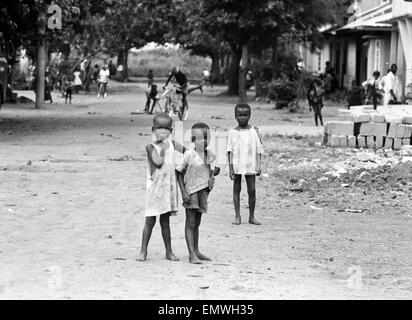 Bilder von der Daily Mirror Versuch, der Flüchtling Lager von Onitsha und Asaba während des Biafra-Krieges zu erreichen. Bild zeigt Kinder in einem der Camps. 16. Juli 1968. Stockfoto