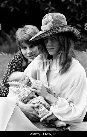 Pop-star David Bowie mit Frau Angie und drei Wochen alten Sohn Zowie. Er ist ein Oxford-Taschen-Kleid, türkische Baumwoll-Shirt und einen Filzhut Modellierung. 29. Juni 1971. Stockfoto