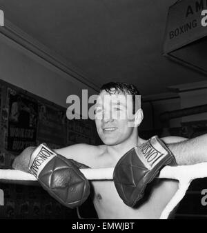 British Lightweight Champion Boxer Dave Charnley Ausbildung bei Thomas A' Beckett-Fitness-Studio in Bermondsey in Vorbereitung auf seine Titelverteidigung gegen Maurice Cullen im Belle Vue, Manchester. 6. Mai 1963. Stockfoto