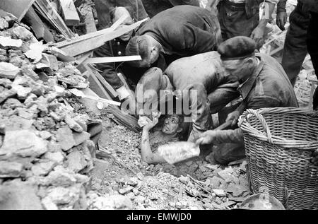 Rettung von Frau Elsie Smith aus Überresten ihres Hauses, 2 Whitta Road, E12. Nachdem es von einer V1 fliegende Bombe getroffen wurde. 24. Juli 1944. Stockfoto