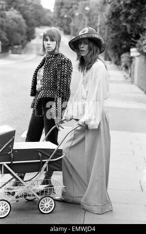 Pop-star David Bowie mit Frau Angie und drei Wochen alten Sohn Zowie. Er ist ein Oxford-Taschen-Kleid, türkische Baumwoll-Shirt und einen Filzhut Modellierung. 29. Juni 1971. Stockfoto