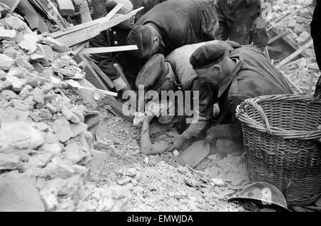 Rettung von Frau Elsie Smith aus Überresten ihres Hauses, 2 Whitta Road, E12. Nachdem es von einer V1 fliegende Bombe getroffen wurde. 24. Juli 1944. Stockfoto