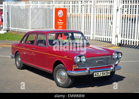 Einem klassischen Austin 3litre Salon geparkten Auto durch die ehemaligen Longbridge Betrieb in Birmingham. Stockfoto