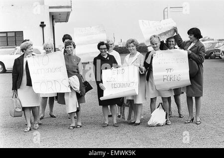 Zahlen Frauen nahm Nähen Maschinisten bei der Ford Motor Company-Werk in Dagenham Streiks am 7. Juni 1968 zur Unterstützung eines Anspruchs auf Neueinstufung, Parität mit ihren männlichen Kollegen in der C Klasse und die Anerkennung ihrer Fähigkeiten. Nach dem Streik von drei Stockfoto