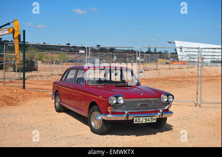 Eine klassische Austin 3 Liter geparkt vor dem ehemaligen British Leyland Longbridge Werk wo er gebaut wurde. Stockfoto