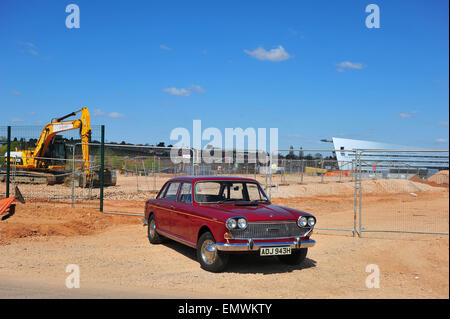 Eine klassische Austin 3 Liter geparkt vor dem ehemaligen British Leyland Longbridge Werk wo er gebaut wurde. Stockfoto