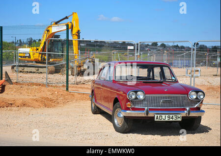 Eine klassische Austin 3 Liter geparkt vor dem ehemaligen British Leyland Longbridge Werk wo er gebaut wurde. Stockfoto