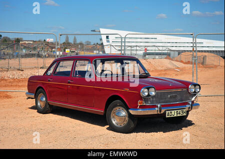 Eine klassische Austin 3 Liter geparkt vor dem ehemaligen British Leyland Longbridge Werk wo er gebaut wurde. Stockfoto