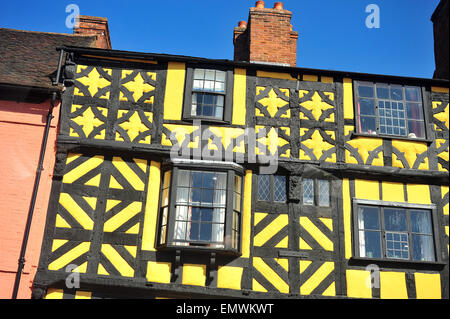 Eine gelbe Tudorstil Fachwerkbau in Ludlow und Englisch Stadt nahe der Grenze zu Wales. Stockfoto