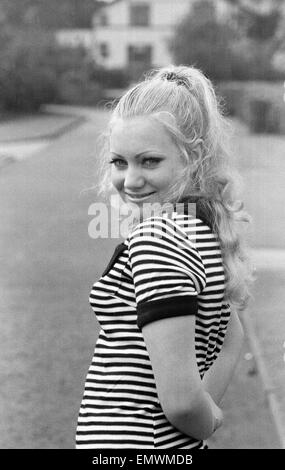 Täglicher Spiegel "Herbst Bird" Karen Singleton (17) nimmt eine Auszeit von der Arbeit hinter ihrer Väter Pub, The White Horse Tavern in Westhoughton, Bolton, Lancashire 8. Oktober 1970. Stockfoto