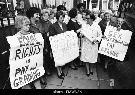 Zahlen Frauen nahm Nähen Maschinisten bei der Ford Motor Company-Werk in Dagenham Streiks am 7. Juni 1968 zur Unterstützung eines Anspruchs auf Neueinstufung, Parität mit ihren männlichen Kollegen in der C Klasse und die Anerkennung ihrer Fähigkeiten. Nach dem Streik von drei Stockfoto