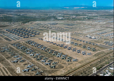 Eine Luftaufnahme der pensionierte militärische Flugzeuge geparkt in der 309th Aerospace Maintenance and Regeneration Group, häufig genannt die Boneyard 28. März 2015 an Davis-Monthan Air Force Base in Arizona. 309. AMARG ist ein Air Force Flugzeuge und Raketen Lagerung und Wartung in Tucson. Stockfoto