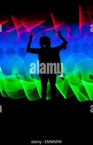 Silhouette eines Mädchens Tanz - Licht Malerei Komposition Stockfoto