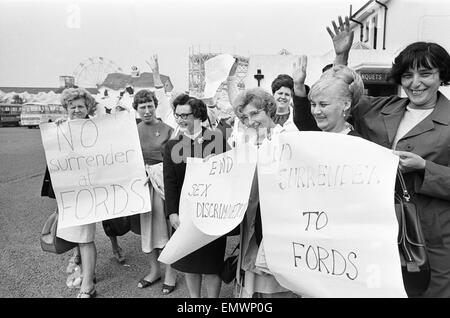 Zahlen Frauen nahm Nähen Maschinisten bei der Ford Motor Company-Werk in Dagenham Streiks am 7. Juni 1968 zur Unterstützung eines Anspruchs auf Neueinstufung, Parität mit ihren männlichen Kollegen in der C Klasse und die Anerkennung ihrer Fähigkeiten. Nach dem Streik von drei Stockfoto