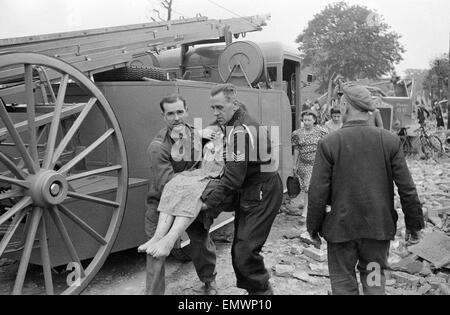 Rettung von Frau Elsie Smith aus Überresten ihres Hauses, 2 Whitta Road, E12. Nachdem es von einer V1 fliegende Bombe getroffen wurde. 24. Juli 1944. Stockfoto