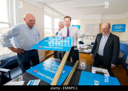 Premierminister David Cameron aushelfen in Barnstaple konservative HQ im allgemeinen Wahlkampf 2015, Devon, UK Stockfoto