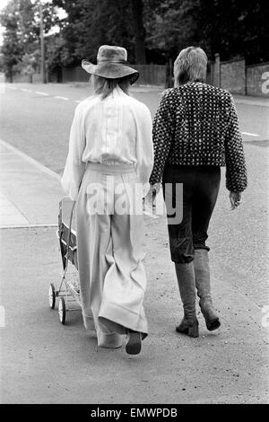 Pop-star David Bowie mit Frau Angie und drei Wochen alten Sohn Zowie. Er ist ein Oxford-Taschen-Kleid, türkische Baumwoll-Shirt und einen Filzhut Modellierung. 29. Juni 1971. Stockfoto