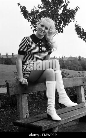 Täglicher Spiegel "Herbst Bird" Karen Singleton (17) nimmt eine Auszeit von der Arbeit hinter ihrer Väter Pub, The White Horse Tavern in Westhoughton, Bolton, Lancashire 8. Oktober 1970. Stockfoto