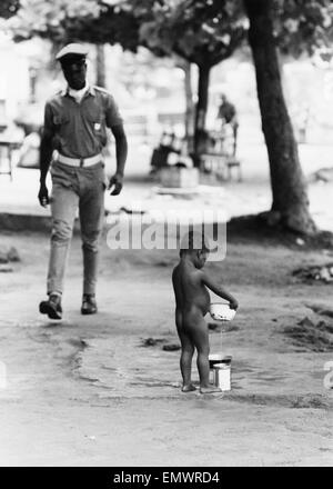 Bilder von der Daily Mirror Versuch, der Flüchtling Lager von Onitsha und Asaba während des Biafra-Krieges zu erreichen. Bild zeigt ein Kind an einem der Camps. 16. Juli 1968. Stockfoto