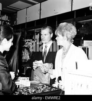 Theater Kritiker Roderick Mann und Schauspielerin Kim Novak, im Bild zusammen am Flughafen London Heathrow, 16. Juli 1963. Roderick war dort zu verabschieden, Kim, bevor sie nach New York ging. Roderick Mann Showbiz Kolumnist & vertrauter zu viele Sternnamen, basierend Stockfoto