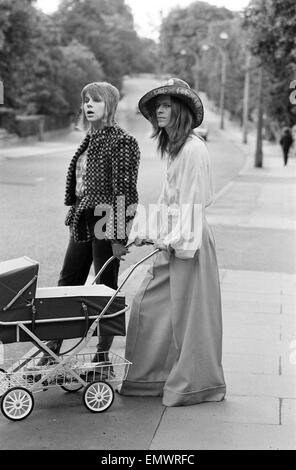 Pop-star David Bowie mit Frau Angie und drei Wochen alten Sohn Zowie. Er ist ein Oxford-Taschen-Kleid, türkische Baumwoll-Shirt und einen Filzhut Modellierung. 29. Juni 1971. Stockfoto