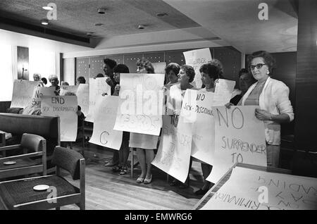 Zahlen Frauen nahm Nähen Maschinisten bei der Ford Motor Company-Werk in Dagenham Streiks am 7. Juni 1968 zur Unterstützung eines Anspruchs auf Neueinstufung, Parität mit ihren männlichen Kollegen in der C Klasse und die Anerkennung ihrer Fähigkeiten. Nach dem Streik von drei Stockfoto