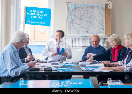 Premierminister David Cameron aushelfen in Barnstaple konservative HQ im allgemeinen Wahlkampf 2015, Devon, UK Stockfoto