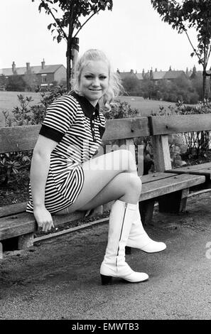 Täglicher Spiegel "Herbst Bird" Karen Singleton (17) nimmt eine Auszeit von der Arbeit hinter ihrer Väter Pub, The White Horse Tavern in Westhoughton, Bolton, Lancashire 8. Oktober 1970. Stockfoto