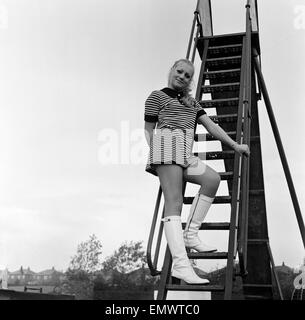 Täglicher Spiegel "Herbst Bird" Karen Singleton (17) nimmt eine Auszeit von der Arbeit hinter ihrer Väter Pub, The White Horse Tavern in Westhoughton, Bolton, Lancashire 8. Oktober 1970. Stockfoto