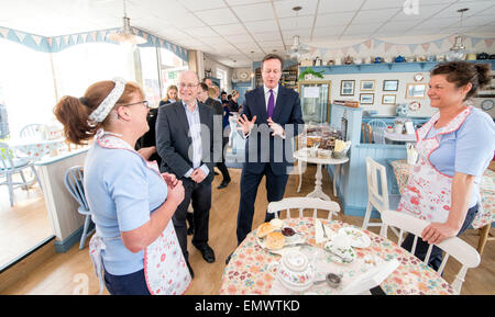 Premierminister David Cameron Creme Tee Fauxpas (Marmelade vor Creme) in Barnstaple, Devon im allgemeinen Wahlkampf 2015 Stockfoto