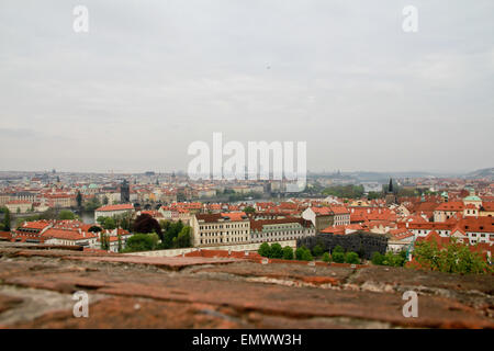 Perle der Architektur und gastronomischen Tourismus, der Hauptstadt der Tschechischen Republik. Rote Ziegel Dächer von Prag. Stockfoto